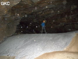 La salle des gours blancs grotte de Laoyingwodong - 老鹰窝洞 (Santang 三塘, Zhijin 织金, Bijie Diqu 毕节地区, Guizhou 贵州省, Chine)