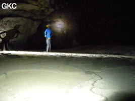 La salle des gours blancs grotte de Laoyingwodong - 老鹰窝洞 (Santang 三塘, Zhijin 织金, Bijie Diqu 毕节地区, Guizhou 贵州省, Chine)