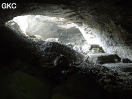 Tout le versant intérieur du talus d'éboulis a été l'objet d'une exploitation de pierre de taille ? grotte de Laoyingwodong - 老鹰窝洞 (Santang 三塘, Zhijin 织金, Bijie Diqu 毕节地区, Guizhou 贵州省, Chine)