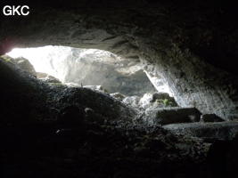 Tout le versant intérieur du talus d'éboulis a été l'objet d'une exploitation de pierre de taille ? grotte de Laoyingwodong - 老鹰窝洞 (Santang 三塘, Zhijin 织金, Bijie Diqu 毕节地区, Guizhou 贵州省, Chine)