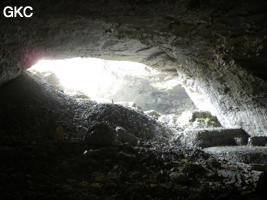 Tout le versant intérieur du talus d'éboulis a été l'objet d'une exploitation de pierre de taille ? grotte de Laoyingwodong - 老鹰窝洞 (Santang 三塘, Zhijin 织金, Bijie Diqu 毕节地区, Guizhou 贵州省, Chine)