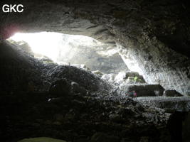 Tout le versant intérieur du talus d'éboulis a été l'objet d'une exploitation de pierre de taille ? grotte de Laoyingwodong - 老鹰窝洞 (Santang 三塘, Zhijin 织金, Bijie Diqu 毕节地区, Guizhou 贵州省, Chine)