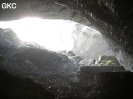 Tout le versant intérieur du talus d'éboulis a été l'objet d'une exploitation de pierre de taille ? grotte de Laoyingwodong - 老鹰窝洞 (Santang 三塘, Zhijin 织金, Bijie Diqu 毕节地区, Guizhou 贵州省, Chine)