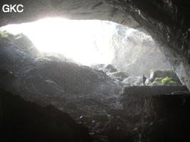 Tout le versant intérieur du talus d'éboulis a été l'objet d'une exploitation de pierre de taille ? grotte de Laoyingwodong - 老鹰窝洞 (Santang 三塘, Zhijin 织金, Bijie Diqu 毕节地区, Guizhou 贵州省, Chine)