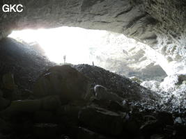 Tout le versant intérieur du talus d'éboulis a été l'objet d'une exploitation de pierre de taille ? grotte de Laoyingwodong - 老鹰窝洞 (Santang 三塘, Zhijin 织金, Bijie Diqu 毕节地区, Guizhou 贵州省, Chine)