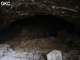 Tout le versant intérieur du talus d'éboulis a été l'objet d'une exploitation de pierre de taille ? grotte de Laoyingwodong - 老鹰窝洞 (Santang 三塘, Zhijin 织金, Bijie Diqu 毕节地区, Guizhou 贵州省, Chine)