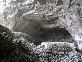 Tout le versant intérieur du talus d'éboulis a été l'objet d'une exploitation de pierre de taille ? grotte de Laoyingwodong - 老鹰窝洞 (Santang 三塘, Zhijin 织金, Bijie Diqu 毕节地区, Guizhou 贵州省, Chine)