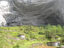 Le porche d'entrée de Laoyingwodong - 老鹰窝洞 endroit paisible où quelques tombes occupent les terrasses du grand talus d'éboulis. (Santang 三塘, Zhijin 织金, Bijie Diqu 毕节地区, Guizhou 贵州省, Chine)