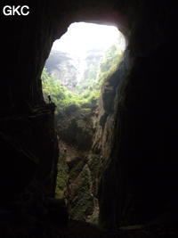 La galerie de la grotte de Houzidong 猴子洞 est éventrée par le tiankeng éponyme (Santang 三塘, Zhijin 织金, Bijie Diqu 毕节地区, Guizhou 贵州省, Chine)