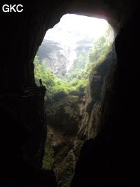 La galerie de la grotte de Houzidong 猴子洞 est éventrée par le tiankeng éponyme (Santang 三塘, Zhijin 织金, Bijie Diqu 毕节地区, Guizhou 贵州省, Chine)