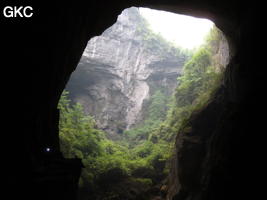 Le tiankeng de Houzitiankeng 猴子天坑 éventre la galerie de Houzidong - 猴子洞 (Santang 三塘, Zhijin 织金, Bijie Diqu 毕节地区, Guizhou 贵州省, Chine)