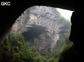 Le tiankeng de Houzitiankeng 猴子天坑 éventre la galerie de Houzidong - 猴子洞 (Santang 三塘, Zhijin 织金, Bijie Diqu 毕节地区, Guizhou 贵州省, Chine)