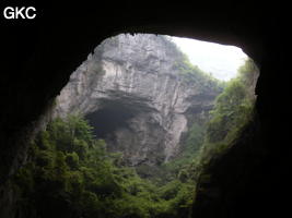 Le tiankeng de Houzitiankeng 猴子天坑 éventre la galerie de Houzidong - 猴子洞 (Santang 三塘, Zhijin 织金, Bijie Diqu 毕节地区, Guizhou 贵州省, Chine)