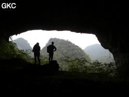 Entrée de la grotte de Houzidong à contre jour - 猴子洞 (Santang 三塘, Zhijin 织金, Bijie Diqu 毕节地区, Guizhou 贵州省, Chine)