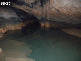 Grande vasque dans la rivière de la grotte de Hongyandong - 红岩洞.  (Hezhang 赫章, Bijie Diqu 毕节地区, Guizhou 贵州省, Chine) 