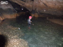 B.H. dans la grande vasque de la rivière de la grotte de Hongyandong - 红岩洞.  (Hezhang 赫章, Bijie Diqu 毕节地区, Guizhou 贵州省, Chine)