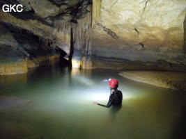 B.H. dans la grande vasque de la rivière de la grotte de Hongyandong - 红岩洞.  (Hezhang 赫章, Bijie Diqu 毕节地区, Guizhou 贵州省, Chine)