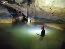 B.H. dans la grande vasque de la rivière de la grotte de Hongyandong - 红岩洞.  (Hezhang 赫章, Bijie Diqu 毕节地区, Guizhou 贵州省, Chine)