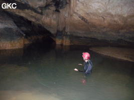 B.H. dans la grande vasque de la rivière de la grotte de Hongyandong - 红岩洞.  (Hezhang 赫章, Bijie Diqu 毕节地区, Guizhou 贵州省, Chine)