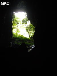 A contre-jour porche d'entrée de la Grotte de Pusadong 菩萨洞. (Pingtang 平塘, Qiannan 黔南, Guizhou 贵州省, Chine 中国)