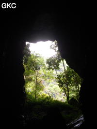 A contre-jour porche d'entrée de la Grotte de Pusadong 菩萨洞. (Pingtang 平塘, Qiannan 黔南, Guizhou 贵州省, Chine 中国)