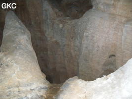 Puits (10 m ?) non descendu avec bruit d'eau au fond, Grotte de Pusadong 菩萨洞. (Pingtang 平塘, Qiannan 黔南, Guizhou 贵州省, Chine 中国)