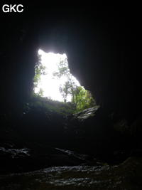 A contre-jour porche d'entrée de la Grotte de Pusadong 菩萨洞. (Pingtang 平塘, Qiannan 黔南, Guizhou 贵州省, Chine 中国)