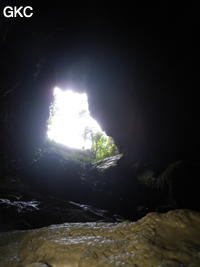 A contre-jour porche d'entrée de la Grotte de Pusadong 菩萨洞. (Pingtang 平塘, Qiannan 黔南, Guizhou 贵州省, Chine 中国)