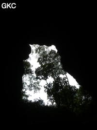 A contre-jour porche d'entrée de la Grotte de Pusadong 菩萨洞. (Pingtang 平塘, Qiannan 黔南, Guizhou 贵州省, Chine 中国)