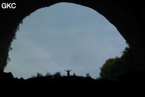 C'est de l'intérieur à contre jour que l'on prend conscience des dimensions exceptionnelles du porche d'entrée de la grotte de Laoyingwodong - 老鹰窝洞 (Santang 三塘, Zhijin 织金, Bijie Diqu 毕节地区, Guizhou 贵州省, Chine)