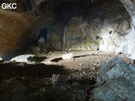 Première salle au pied du grand talus d'éboulis dans la grotte de Laoyingwodong - 老鹰窝洞 (Santang 三塘, Zhijin 织金, Bijie Diqu 毕节地区, Guizhou 贵州省, Chine)