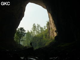 Le porche d'entrée de la grotte-perte de Laoyingyan - 老鹰 à contre jour. (Santang 三塘, Zhijin 织金, Bijie Diqu 毕节地区, Guizhou 贵州省, Chine)