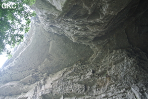 Encorbellements dans le porche d'entrée de la grotte-perte de Laoyingyan - 老鹰 (Santang 三塘, Zhijin 织金, Bijie Diqu 毕节地区, Guizhou 贵州省, Chine)