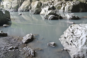 L'eau grise typique des zones d'exploitation de charbon, perte de Laoyingyan - 老鹰 (Santang 三塘, Zhijin 织金, Bijie Diqu 毕节地区, Guizhou 贵州省, Chine)