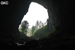 Le porche d'entrée de la grotte-perte de Laoyingyan - 老鹰 à contre jour. (Santang 三塘, Zhijin 织金, Bijie Diqu 毕节地区, Guizhou 贵州省, Chine)