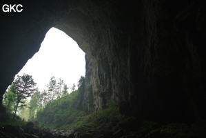 Le porche d'entrée de la grotte-perte de Laoyingyan - 老鹰 à contre jour. (Santang 三塘, Zhijin 织金, Bijie Diqu 毕节地区, Guizhou 贵州省, Chine)