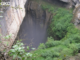 Le puits d'entrée de Yanzidongshujing 燕子洞竖井 (Hezhang 赫章, Bijie Diqu 毕节地区, Guizhou 贵州省, Chine)