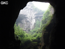 Le tiankeng de Houzitiankeng 猴子天坑 éventre la galerie de Houzidong - 猴子洞 (Santang 三塘, Zhijin 织金, Bijie Diqu 毕节地区, Guizhou 贵州省, Chine)