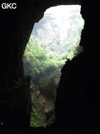 Sur les vires avant le tiankeng de Houzitiankeng 猴子天坑 - Réseau de Houzidong - 猴子洞 (Santang 三塘, Zhijin 织金, Bijie Diqu 毕节地区, Guizhou 贵州省, Chine)