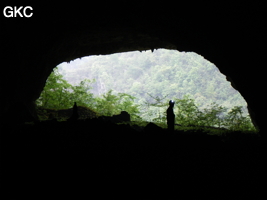 Entrée de la grotte de Houzidong à contre jour - 猴子洞 (Santang 三塘, Zhijin 织金, Bijie Diqu 毕节地区, Guizhou 贵州省, Chine)