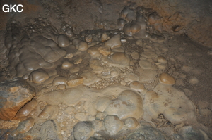 Concrétions, Grotte de Pusadong 菩萨洞. (Pingtang 平塘, Qiannan 黔南, Guizhou 贵州省, Chine 中国)