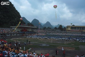 Sur un fond de piton, grande fête pour célébrer le retour de Hong Kong à la Chine. Une foule à faire pâlir les commissions de sécurité les plus laxistes, les couleurs vives des costumes d'une multitude de figurants contrastent avec la grisaille des bâtiments alentours. Et le tout pour un spectacle de deux heures ou se côtoient le pire et le meilleur... Stade de Liupanshui (Suicheng, Guizhou)