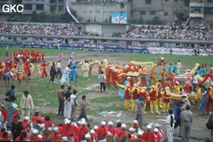 Grande fête pour célébrer le retour de Hong Kong à la Chine. Une foule à faire pâlir les commissions de sécurité les plus laxistes, les couleurs vives des costumes d'une multitude de figurants contrastent avec la grisaille des bâtiments alentours. Et le tout pour un spectacle de deux heures ou se côtoient le pire et le meilleur... Stade de Liupanshui (Suicheng, Guizhou)