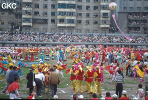 Grande fête pour célébrer le retour de Hong Kong à la Chine. Une foule à faire pâlir les commissions de sécurité les plus laxistes, les couleurs vives des costumes d'une multitude de figurants contrastent avec la grisaille des bâtiments alentours. Et le tout pour un spectacle de deux heures ou se côtoient le pire et le meilleur... Stade de Liupanshui (Suicheng, Guizhou)