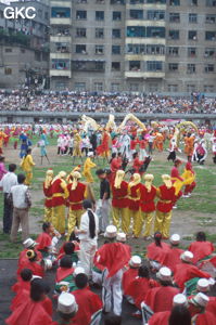 Grande fête pour célébrer le retour de Hong Kong à la Chine. Une foule à faire pâlir les commissions de sécurité les plus laxistes, les couleurs vives des costumes d'une multitude de figurants contrastent avec la grisaille des bâtiments alentours. Et le tout pour un spectacle de deux heures ou se côtoient le pire et le meilleur... Stade de Liupanshui (Suicheng, Guizhou)