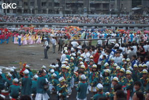 Grande fête pour célébrer le retour de Hong Kong à la Chine. Une foule à faire pâlir les commissions de sécurité les plus laxistes, les couleurs vives des costumes d'une multitude de figurants contrastent avec la grisaille des bâtiments alentours. Et le tout pour un spectacle de deux heures ou se côtoient le pire et le meilleur... Stade de Liupanshui (Suicheng, Guizhou)