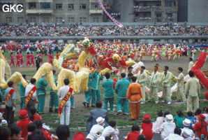 Grande fête pour célébrer le retour de Hong Kong à la Chine. Une foule à faire pâlir les commissions de sécurité les plus laxistes, les couleurs vives des costumes d'une multitude de figurants contrastent avec la grisaille des bâtiments alentours. Et le tout pour un spectacle de deux heures ou se côtoient le pire et le meilleur... Stade de Liupanshui (Suicheng, Guizhou)