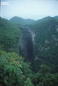 Le gigantesque porche en encorbellement de Yanfengdong (190 m de haut) éventre la montagne. (Shizong, Yunnan)