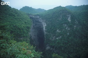 Le gigantesque porche en encorbellement de Yanfengdong (190 m de haut) éventre la montagne. (Shizong, Yunnan)