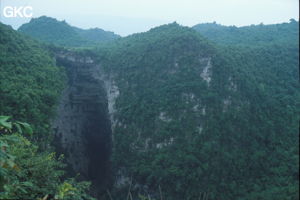 Le gigantesque porche en encorbellement de Yanfengdong (190 m de haut) éventre la montagne. (Shizong, Yunnan)